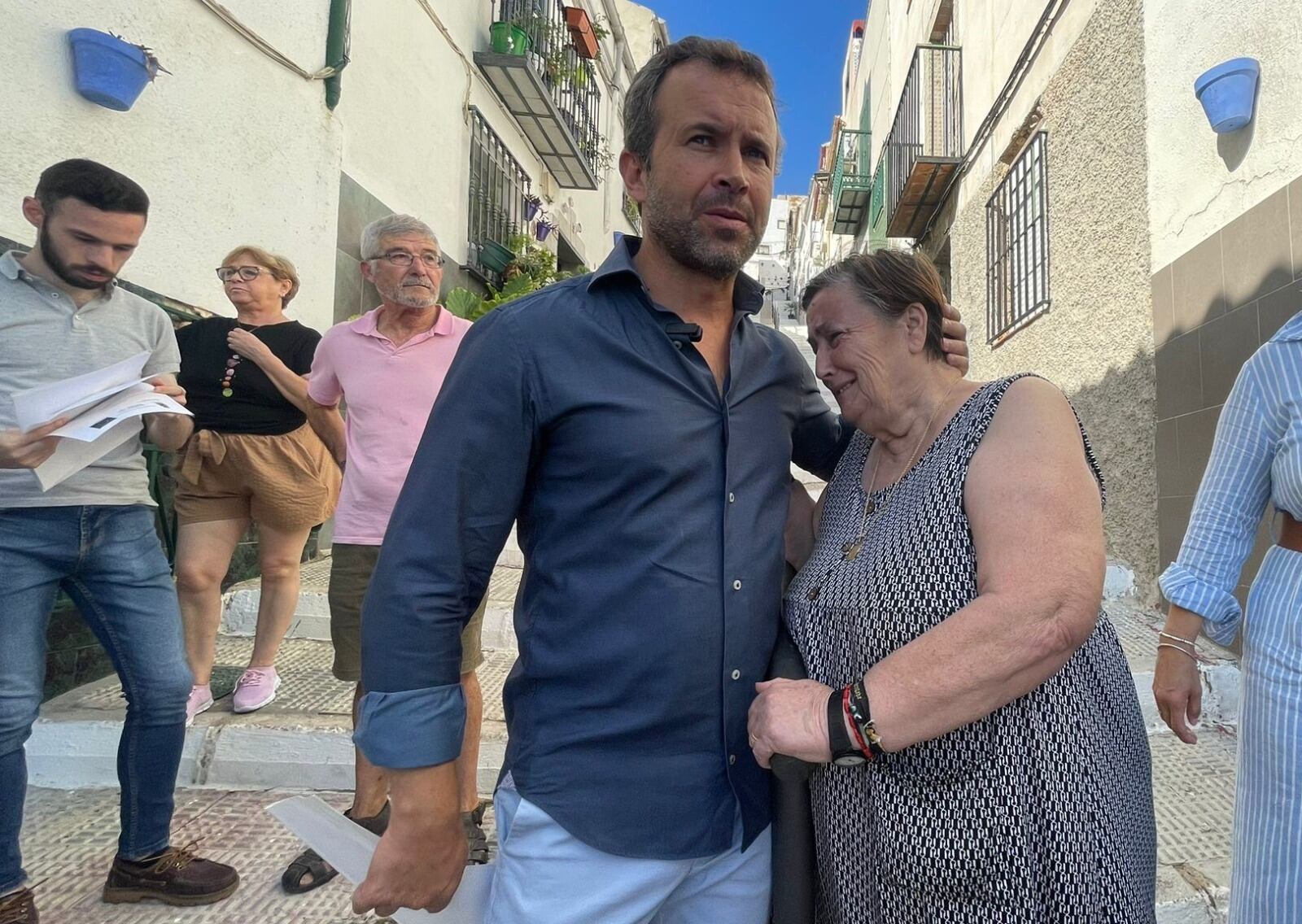 Francisca Cantero, una de las vecinas de la calle Alegría de Jaén, solloza en brazos del Secretario General del PSOE de la capital, Julio Millán