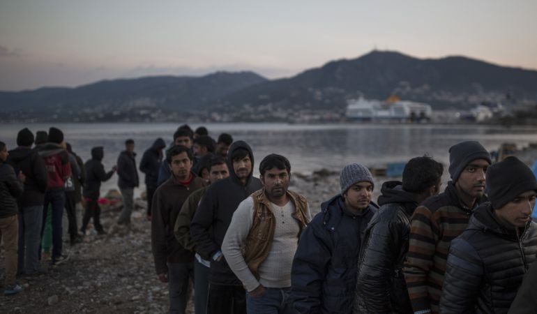 Cola de refugiados en el puerto de Mytilene haciendo cola para conseguir comida