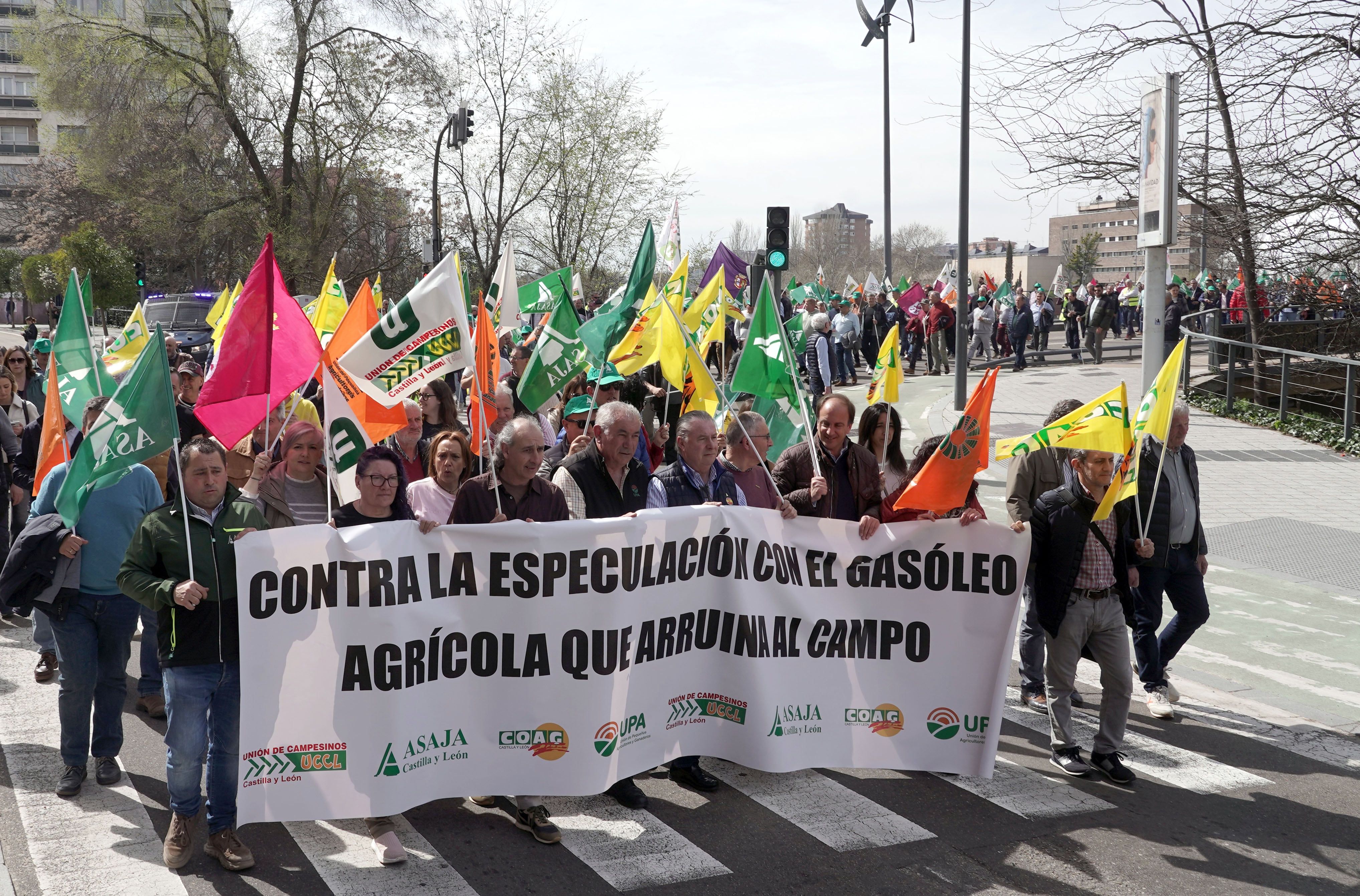 Las organizaciones profesionales agrarias de Castilla y León, Asaja, UCCL y la Alianza Upa-Coag, participan en una concentración y manifestación para denunciar la especulación creciente en el mercado del gasóleo agrícola y los fertilizantes.