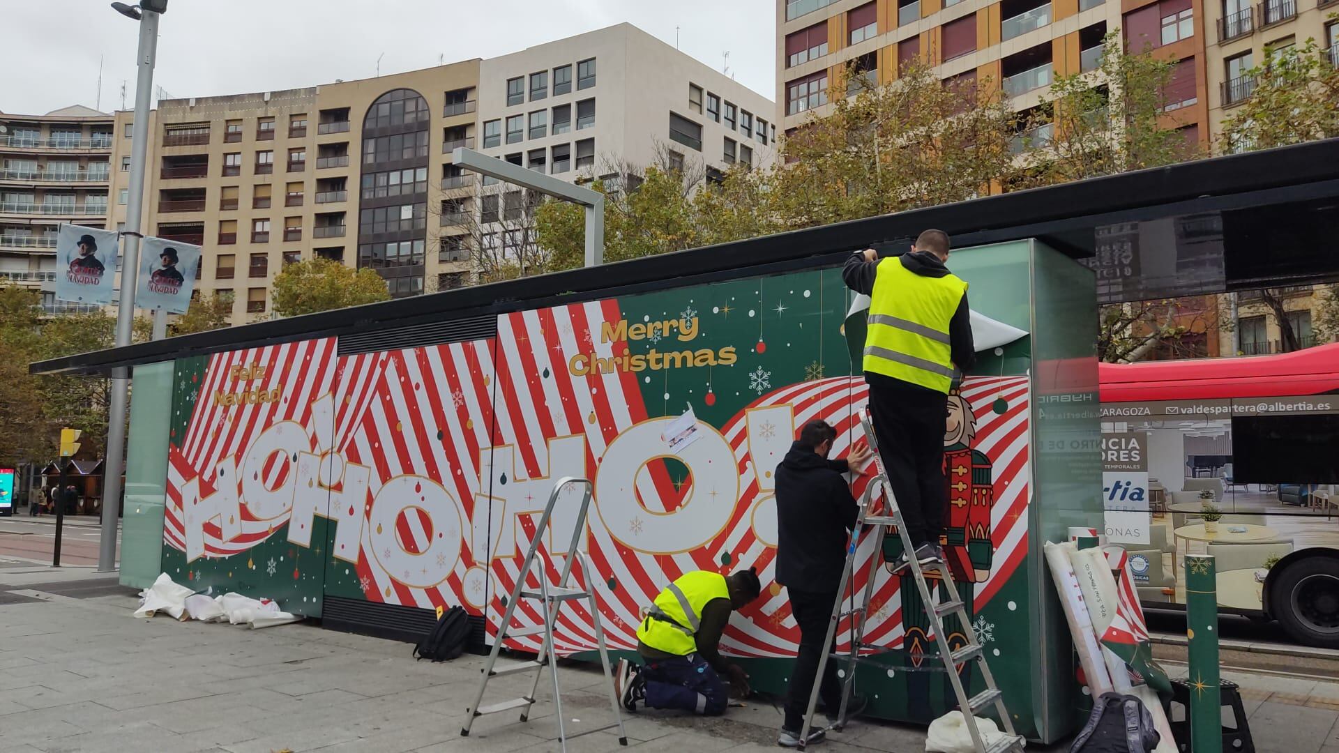 El Ayuntamiento de Zaragoza decora las marquesinas del tranvía de Zaragoza
