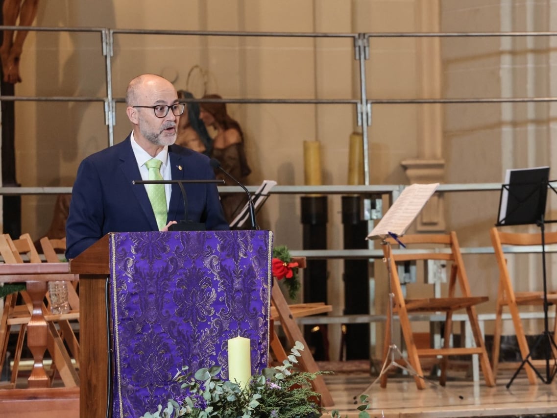 Gabriel Segura, durante su pregón de Navidad en la Iglesia de Santa Ana de Elda