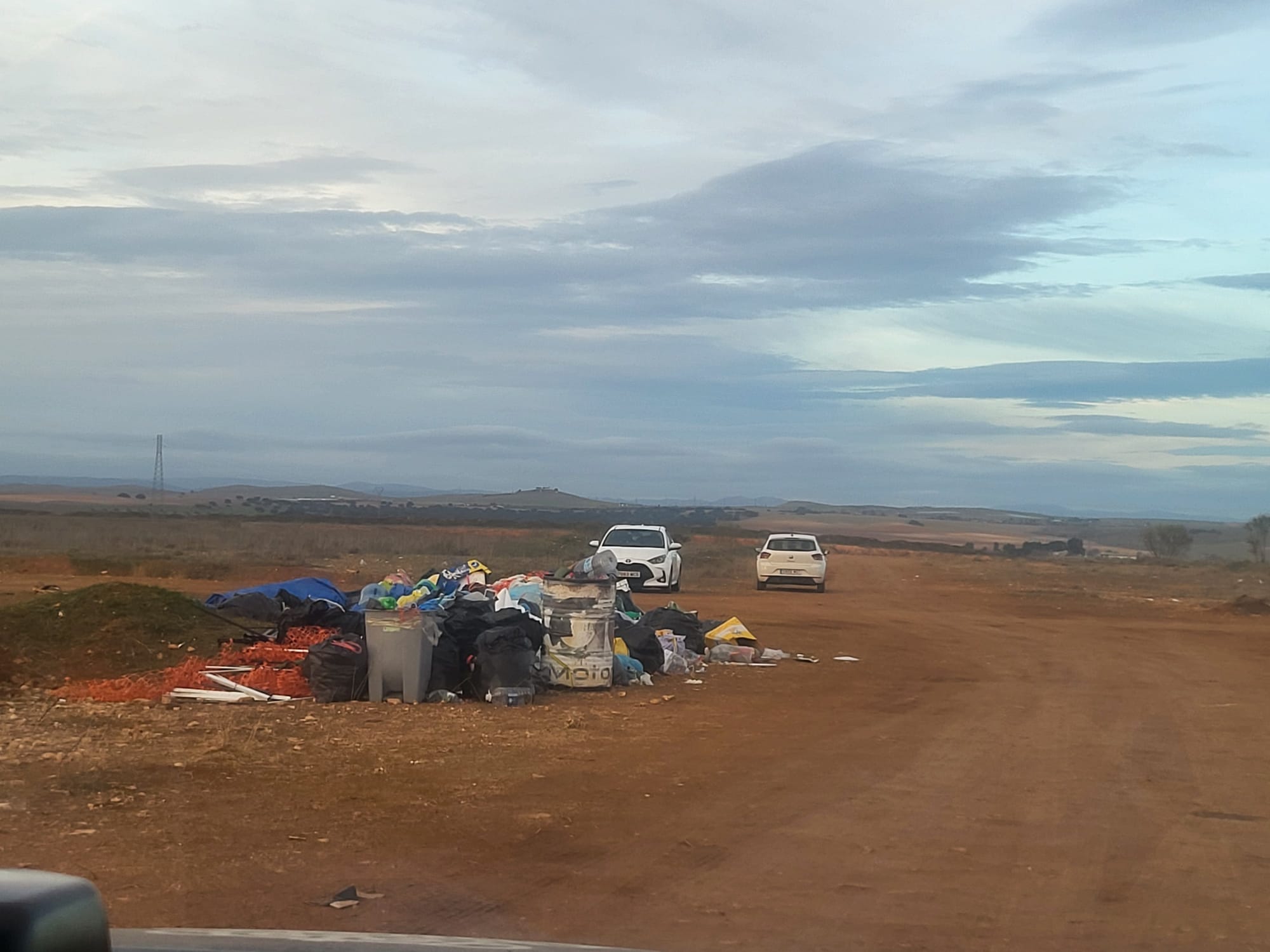 Bolsas de basura en la zona donde se ha celebrado la macrofiesta ilegal desde la pasada Nochevieja