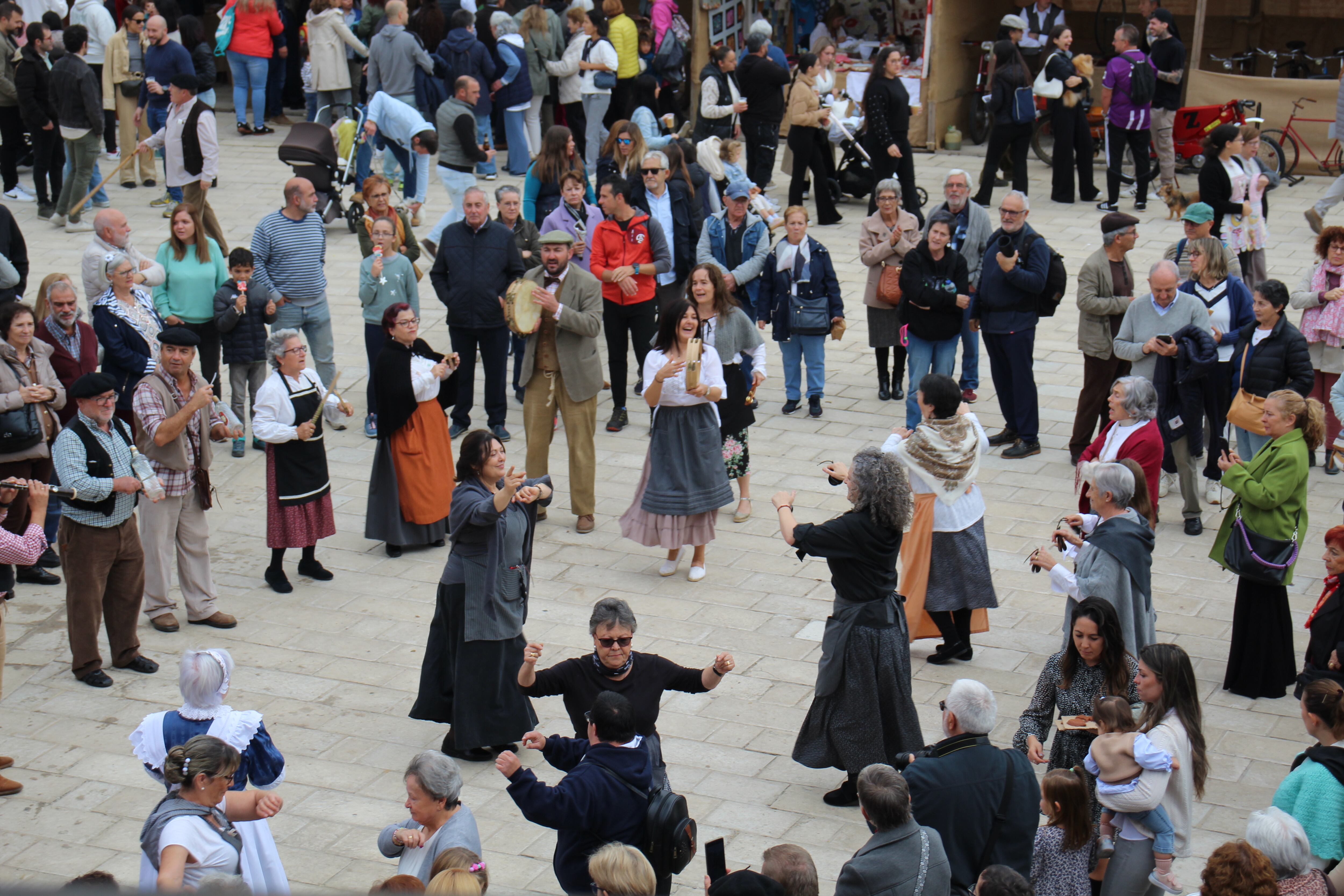La localidad vallisoletana de Villanueva de Duero vive su Feria de los oficios convirtiéndose en Aldeanueva