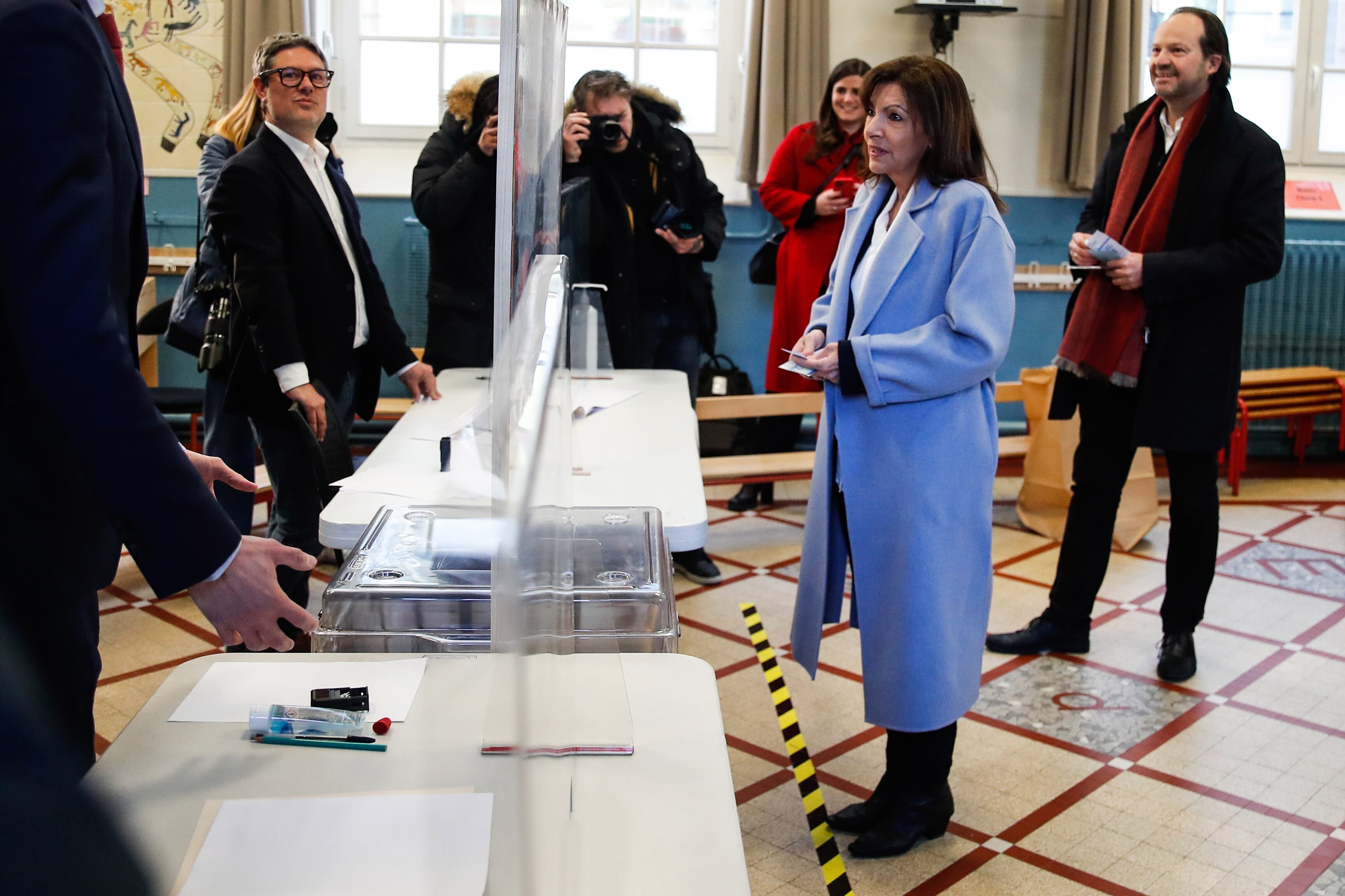 La candidata del Partido Socialista y alcaldesa de París ha sido la primera en votar,