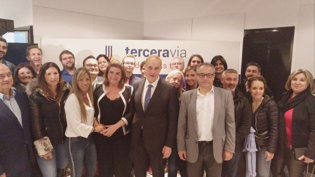 Josep Pintat amb els candidats de Terceravia després dels resultats de les eleccions generals pels que obtenen 4 consellers i podran tenir grup parlamentari propi.
