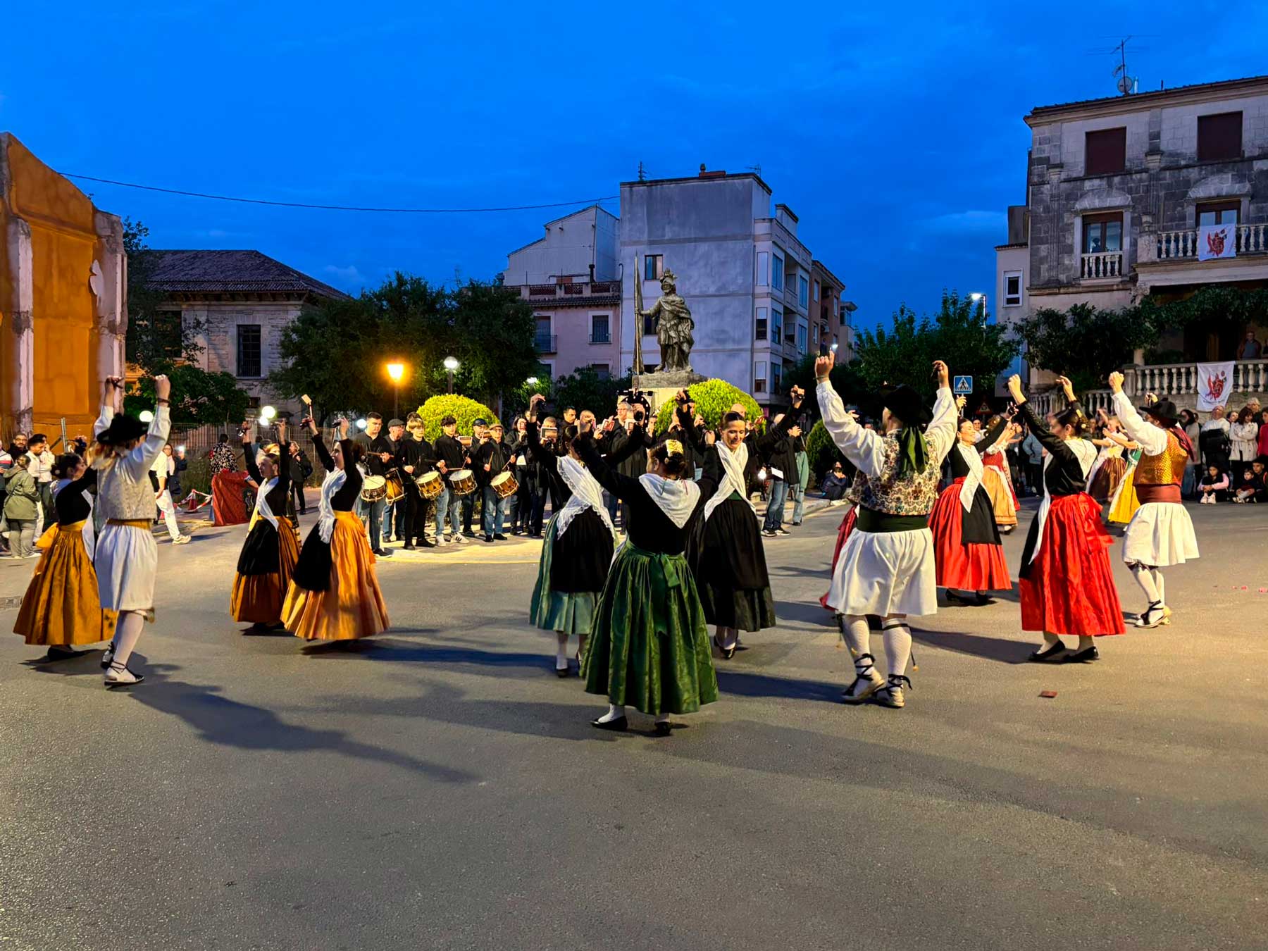Las danzas populares en el monumento de Sant Hipòlit no han faltado dentro de las celebraciones por el 425 aniversario del patronazgo