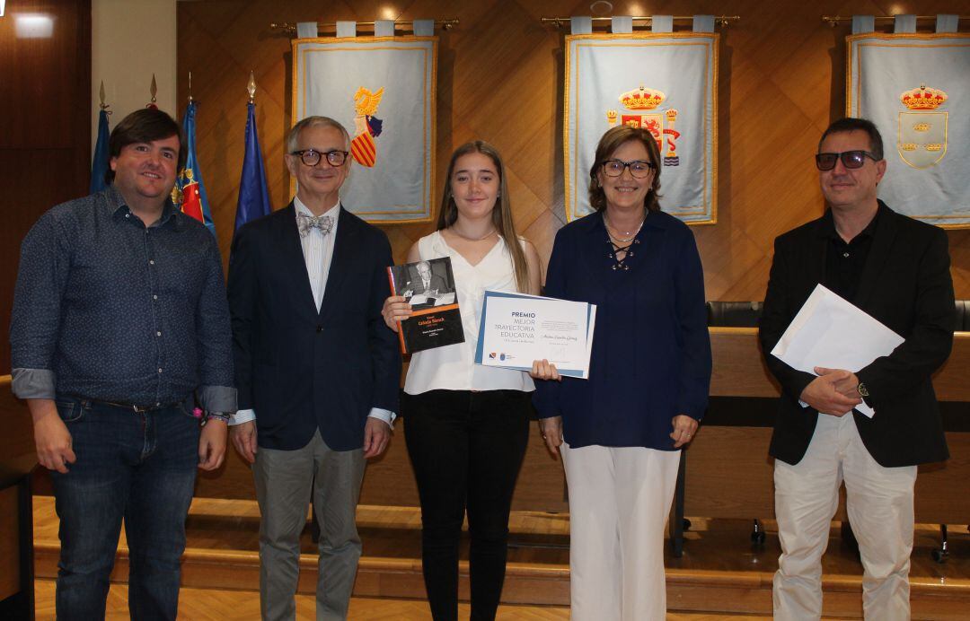 Una de las premiadas de la Fundación Cañada en el acto de entrega en el Ayuntamiento de Borriana