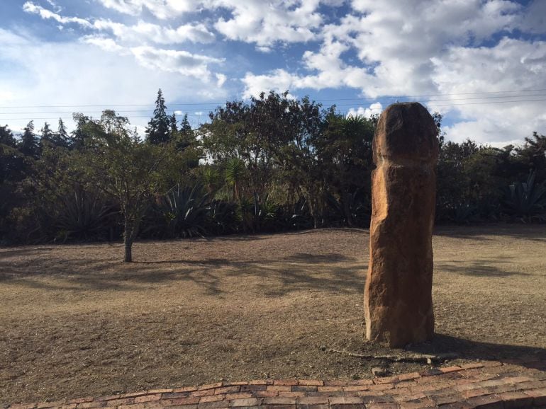 Megalito de forma falíca en el Parque Arqueológico de Monquirá (conocido como &#039;Infiernito&#039;)