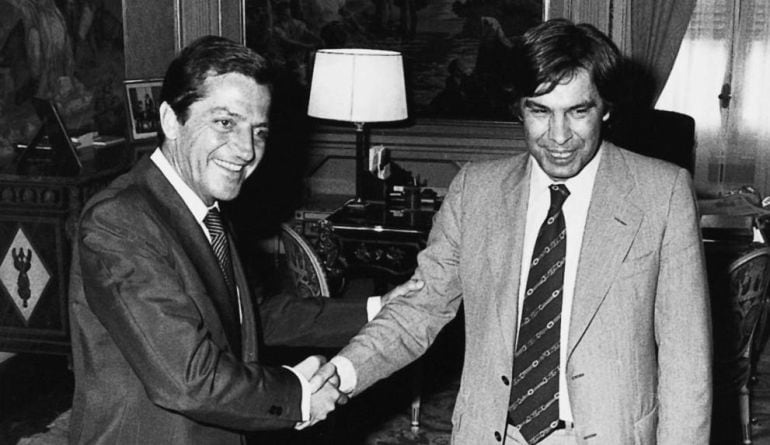 Adolfo Suárez y Felipe González, saludándose en la imagen, superaron las mociones en su contra. Contra Suárez la presentó el propio González en 1980.