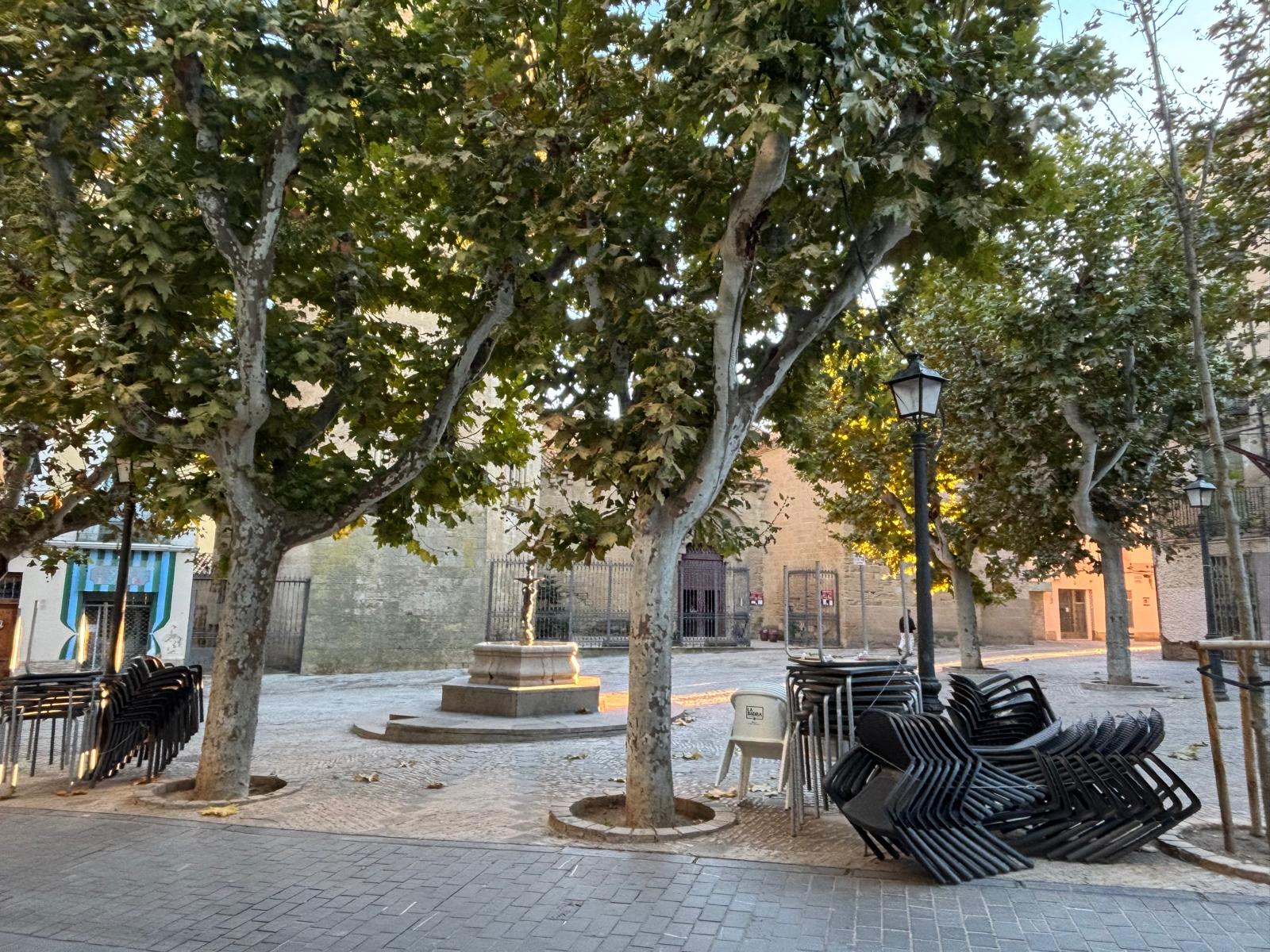 Sillas y mesas apiladas frente a la Iglesia de San Pedro el Viejo de Huesca