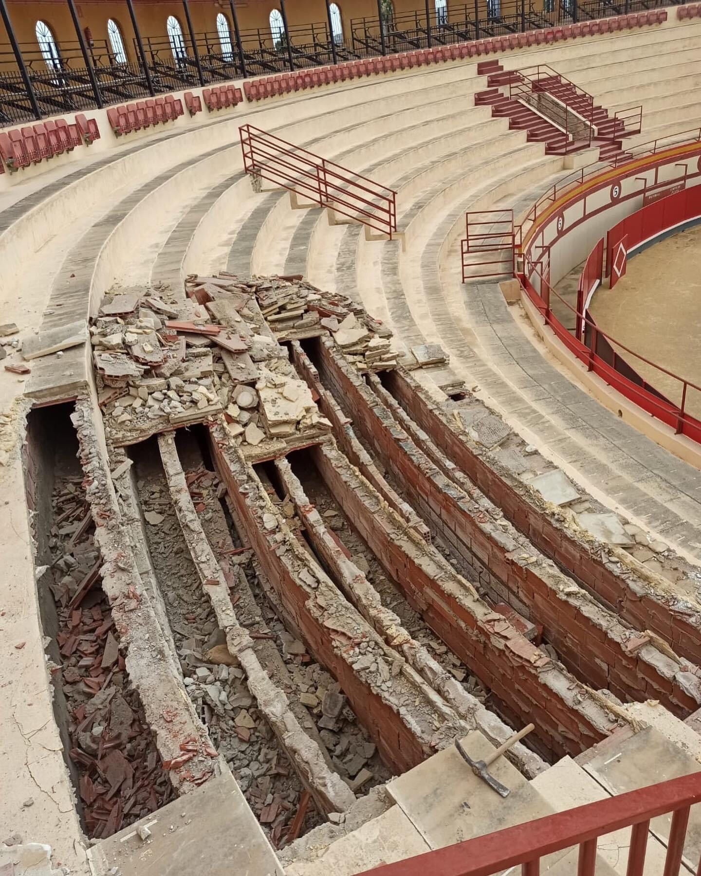 Las gradas de la plaza de toros de Monóvar sufren filtraciones de agua