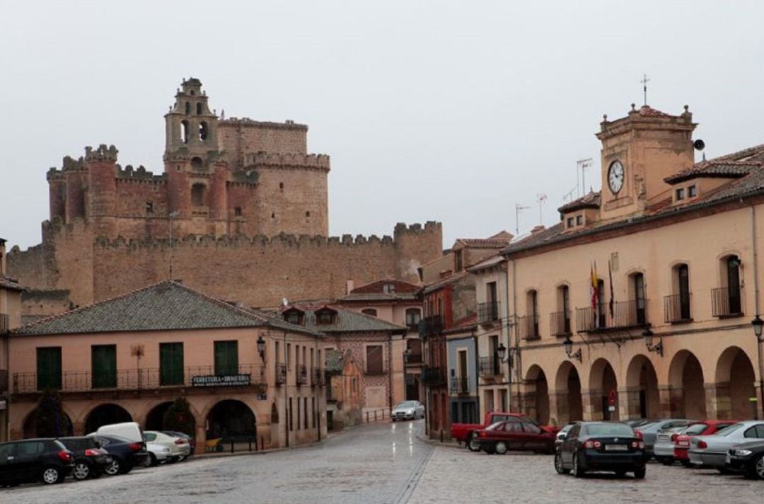 Vista general de la plaza de Turégano con su castillo al fondo