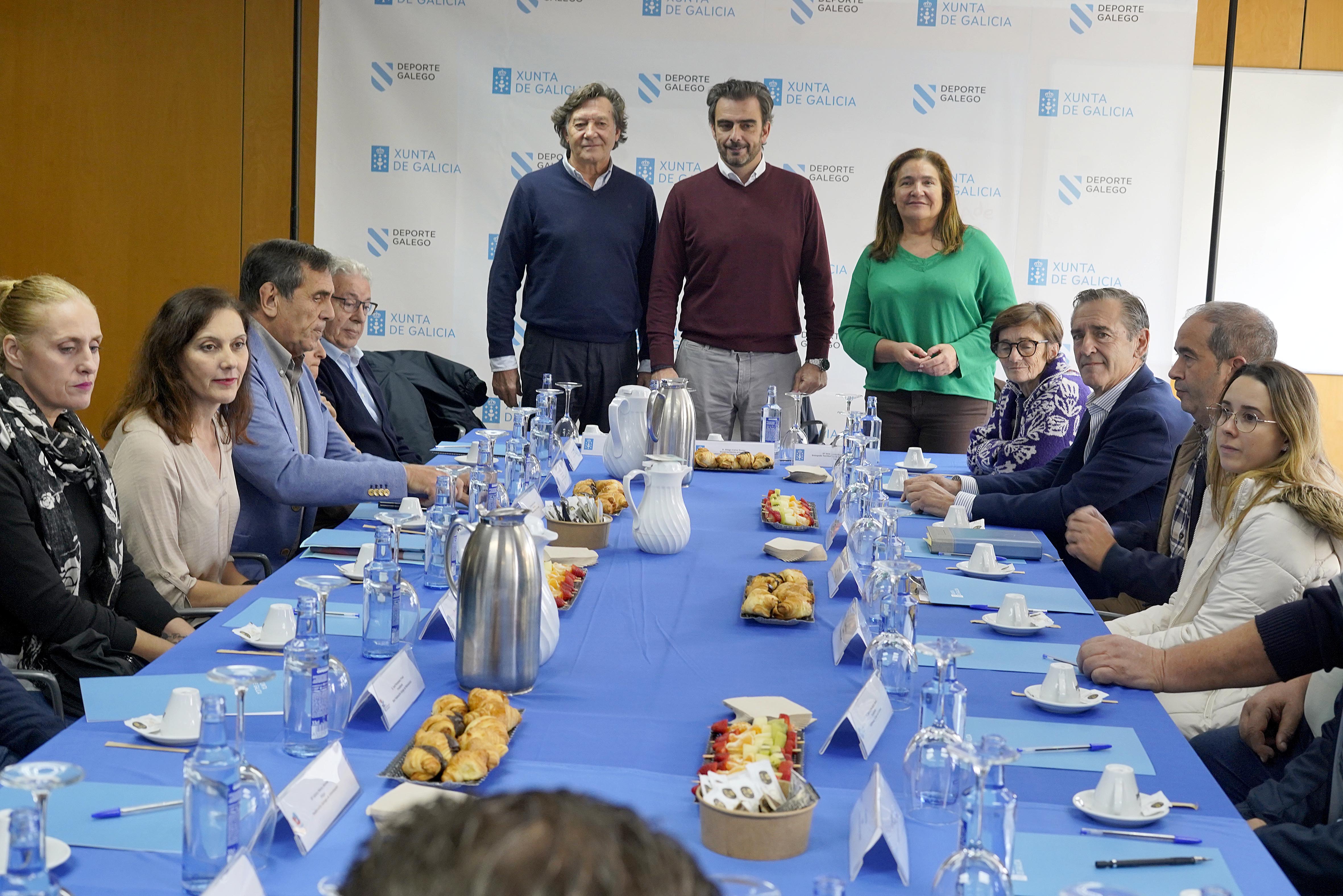 Diego Calvo, acompañado por José Ramón Lete y Ana Ortiz en la reunión con las federaciones deportivas en Vigo