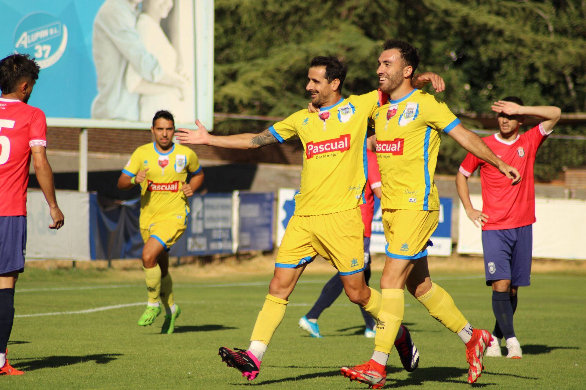 Zazu (i), que abrió el marcador, junto a Frodo en el Adolfo Suárez