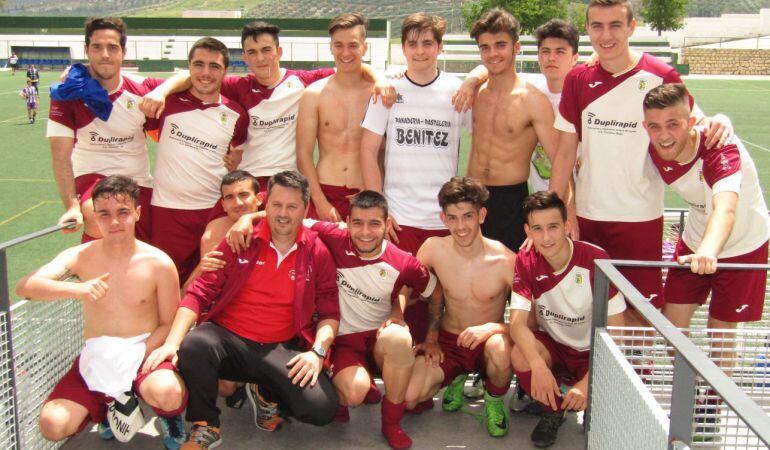 Plantilla del equipo juvenil al terminar el encuentro