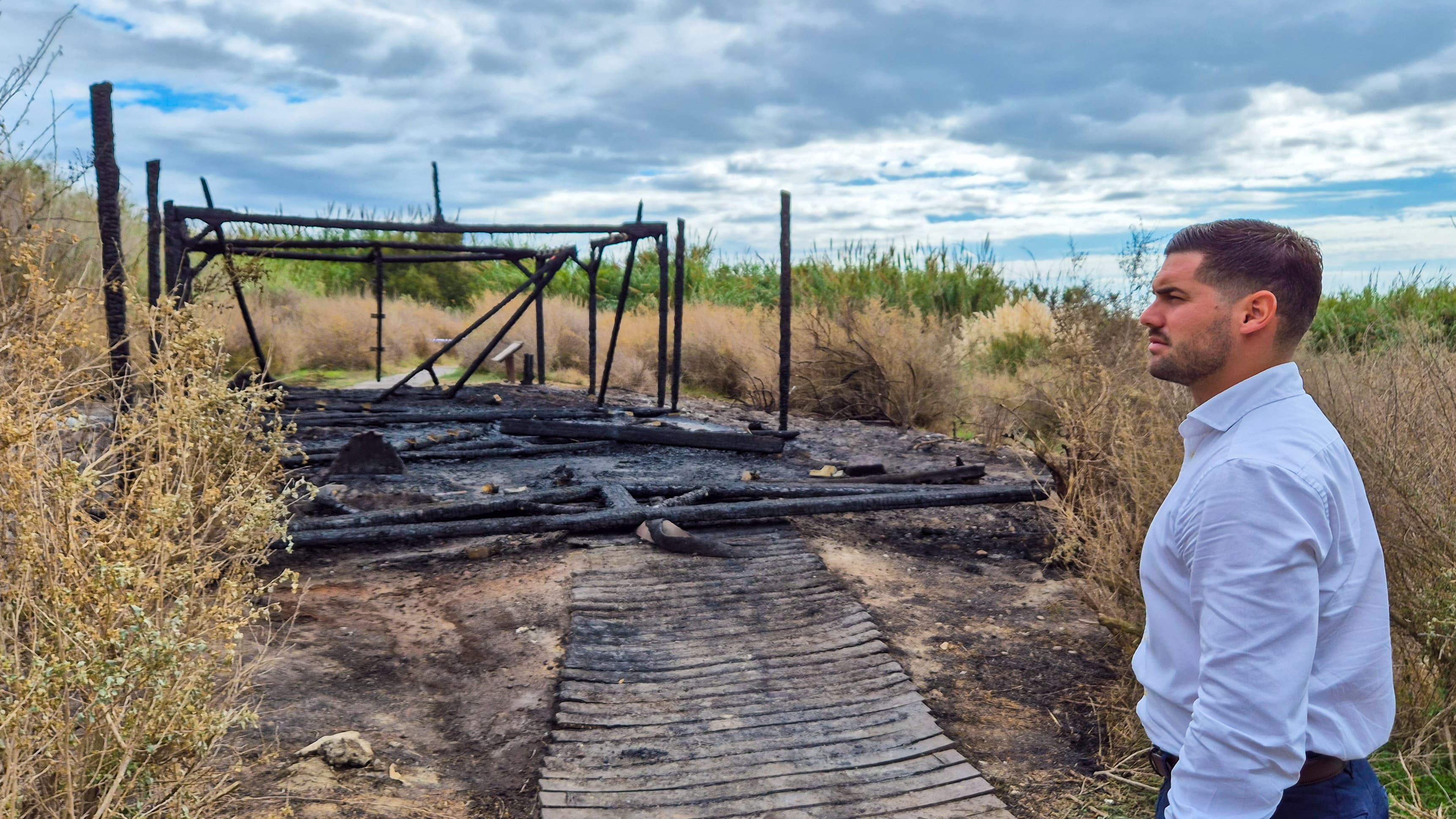 Pérgola calcinada en la playa de las Azucenas de Motril (Granada)