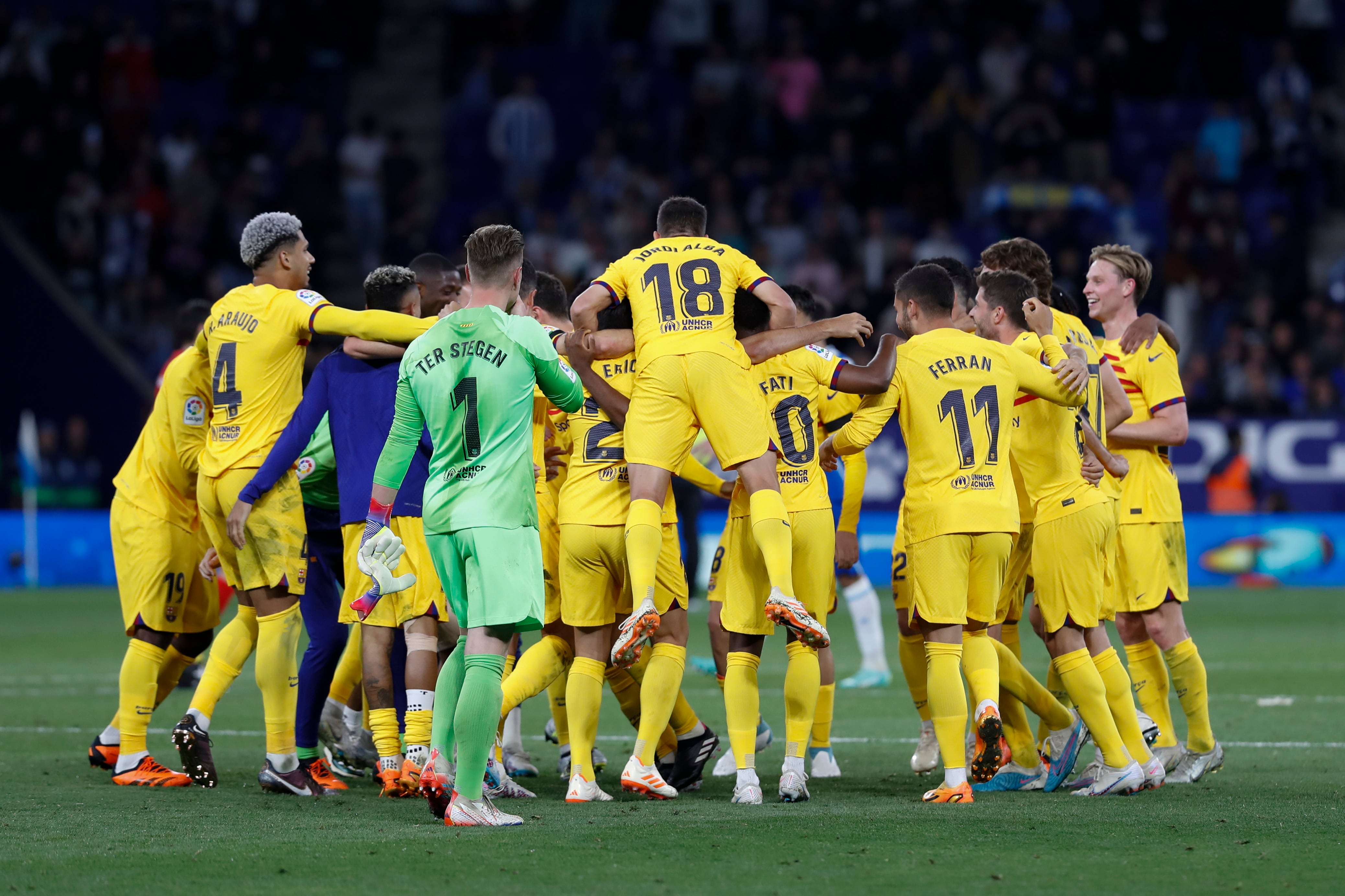 Los jugadores del FC Barcelona celebran proclamarse campeones de LaLiga Santander tras ganar al Espanyol este domingo en el RCDE Stadium de Cornellá de Llobregat.