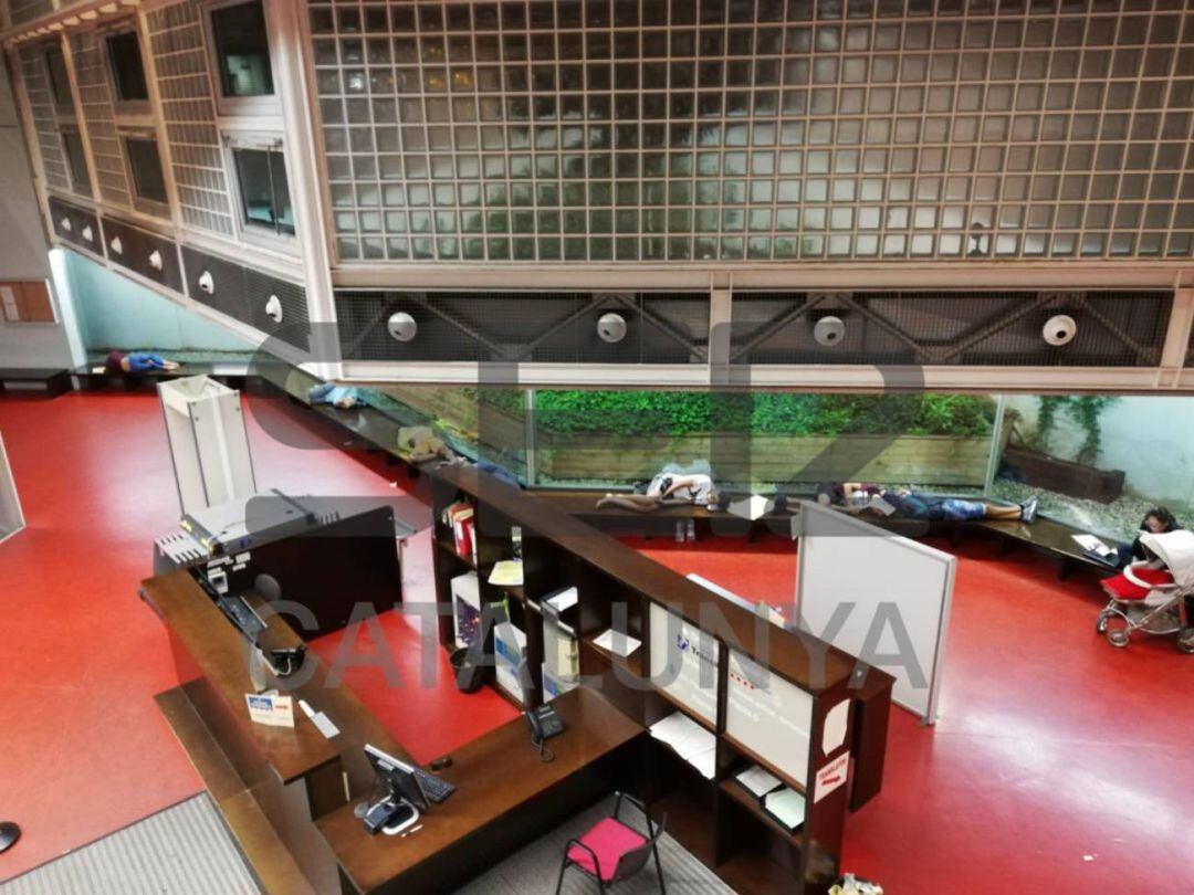 Foto d'arxiu dels primers menors que van dormir al vestíbul de la comissaria de Mossos de l'Eixample