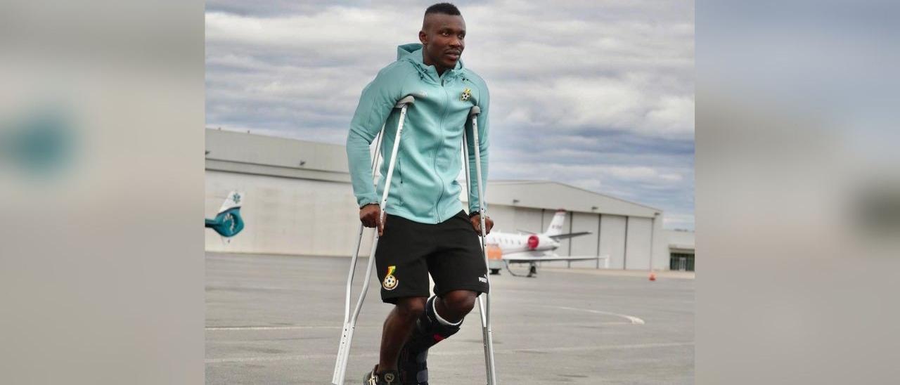 Aidoo con muletas tras el partido de Ghana