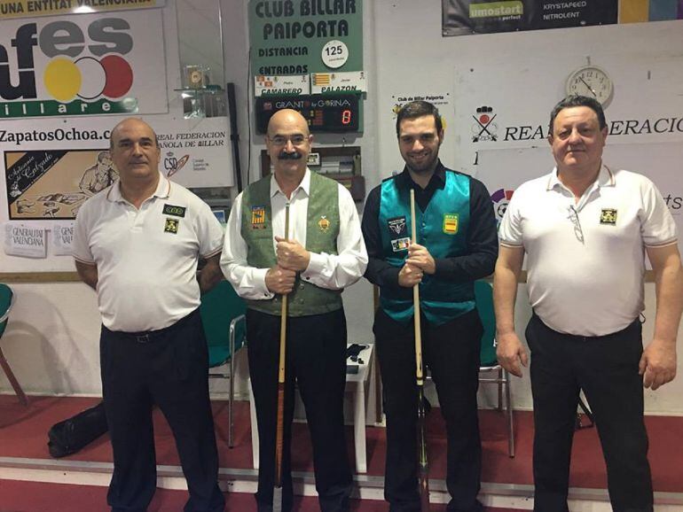 Pedro Camarero (camisa blanca y chaleco verde), durante su participación en el Nacional en Paiporta.