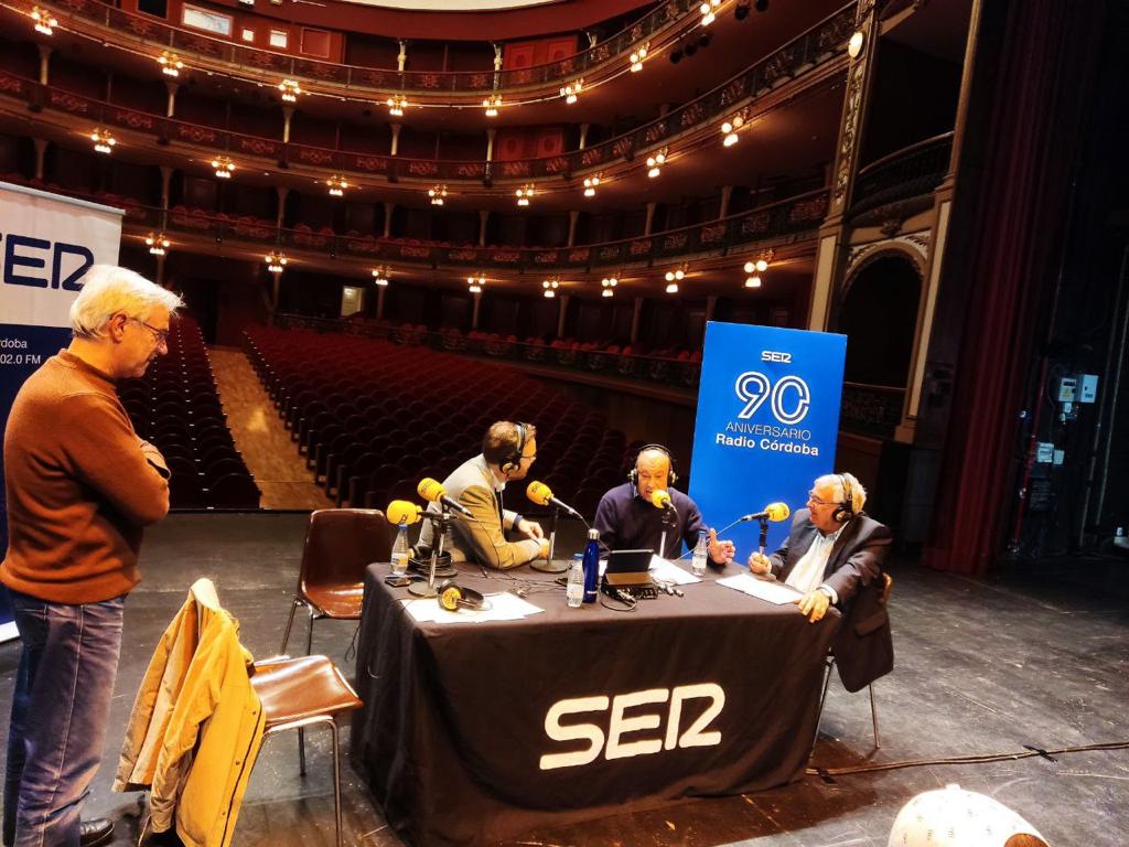 Ramón Medina y José Manuel León charlan sobre la historia del Gran Teatro con el arquitecto que dirigió su reforma, José Antonio Gómez Luengo y con Manuel García Parody