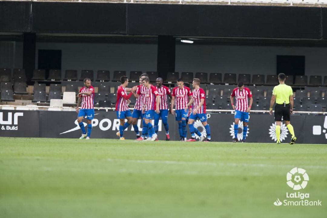 Los jugadores del Sporting celebran el gol de Gragera en Cartagonova.