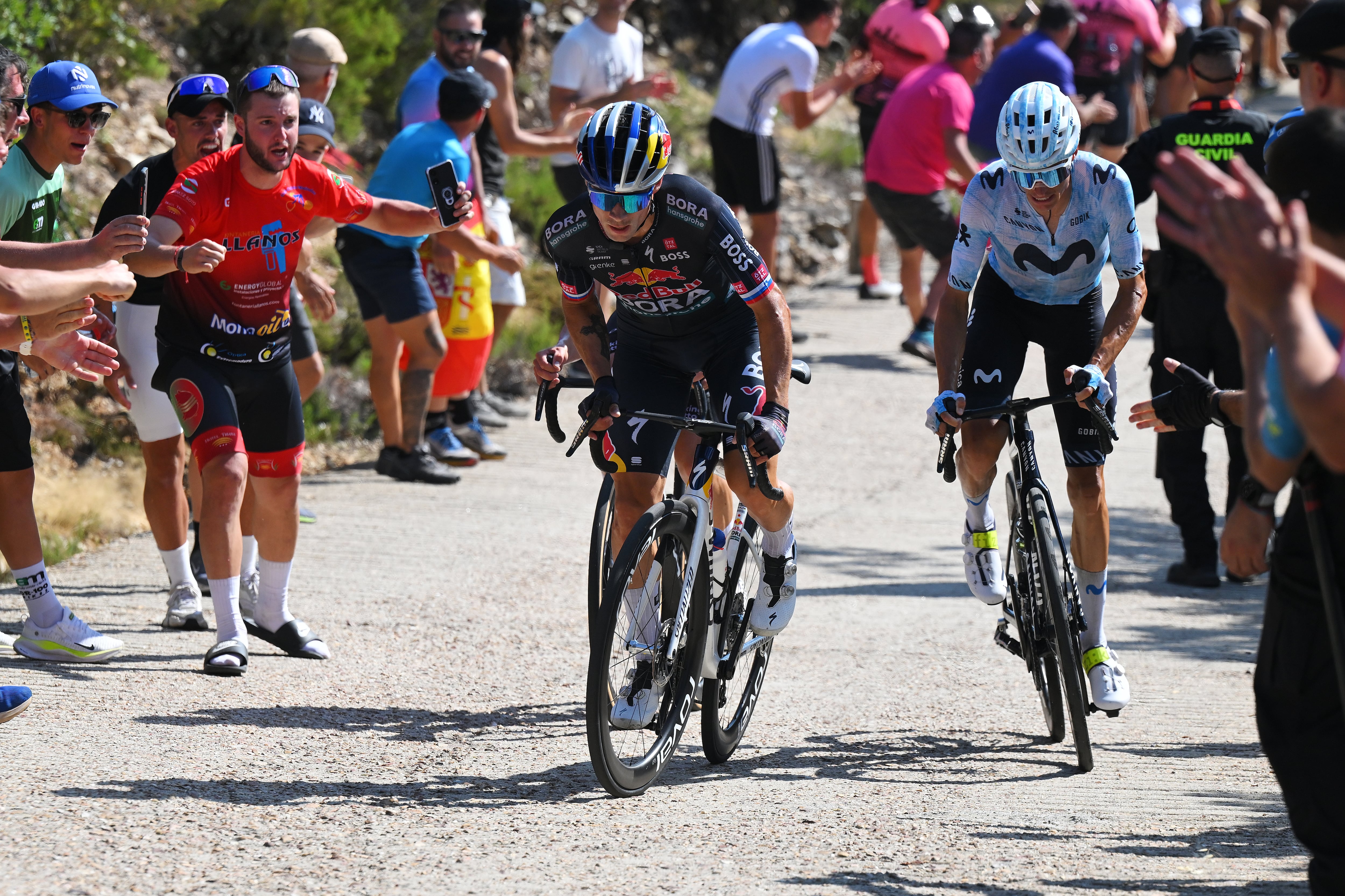 Primoz Roglic y Enric Mas compiten durante la octava etapa de La Vuelta 2024