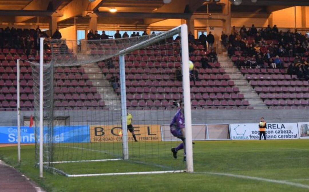 El portero del Arenteiro, Rui, sigue con la mirada el balón que mandó a la red Gabri Palmás para el 3-0 del Compos
