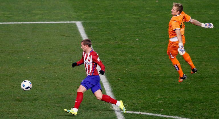 Griezmann supera a Yoel para hacer el tercer gol del Atlético