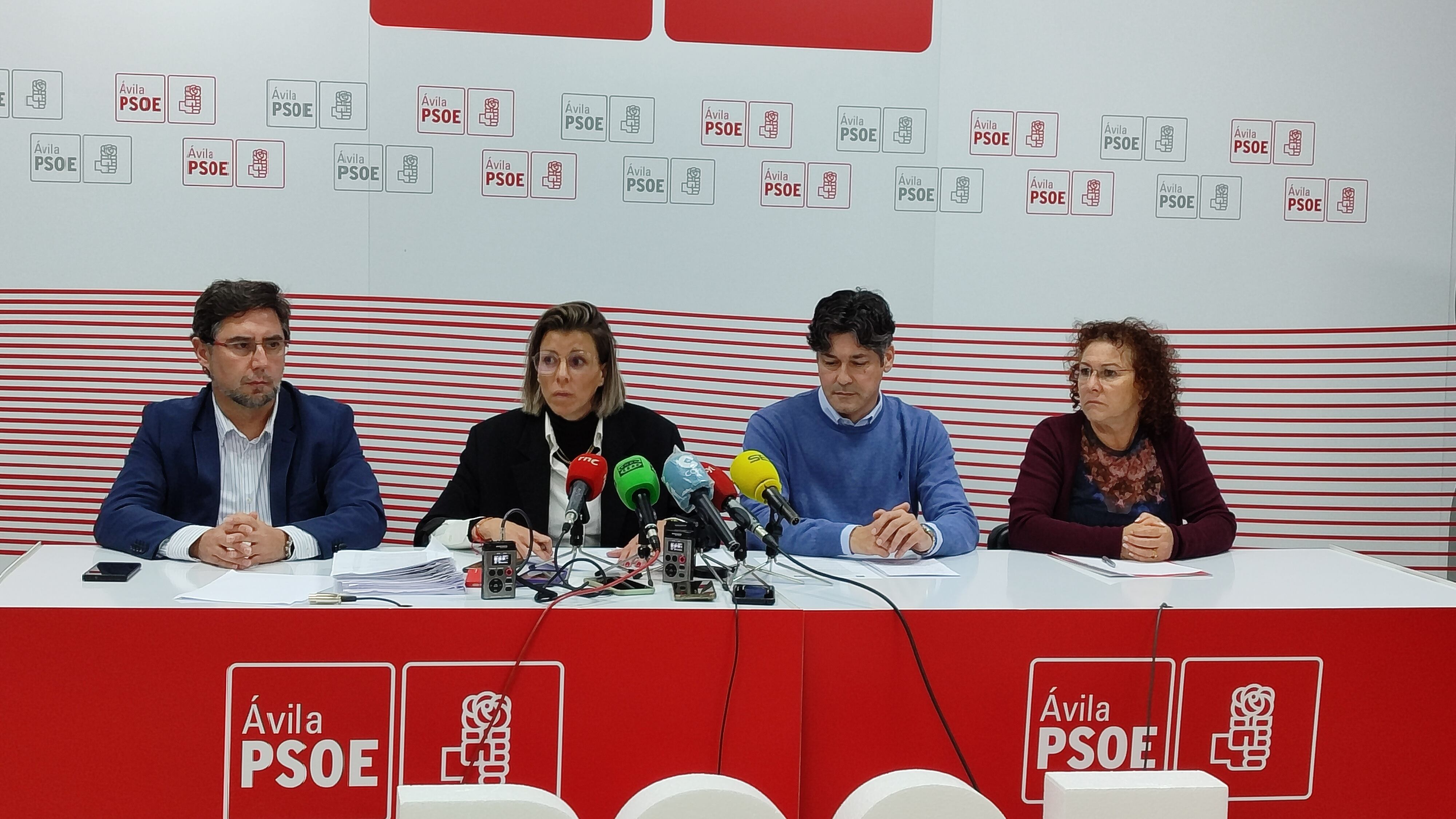 Los cuatro concejales del PSOE, Fernando Contreras, Eva Arias, Arturo Barral y Juliana Jiménez, en una imagen de archivo