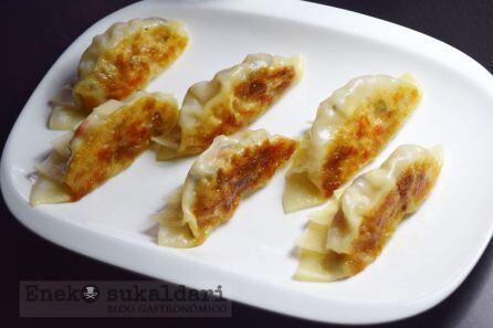 El siguiente paso es preparar la salsa donde dipearemos nuestras deliciosas gyozas. Ponemos en un pequeño cuenco: 3 cucharadas de salsa de soja