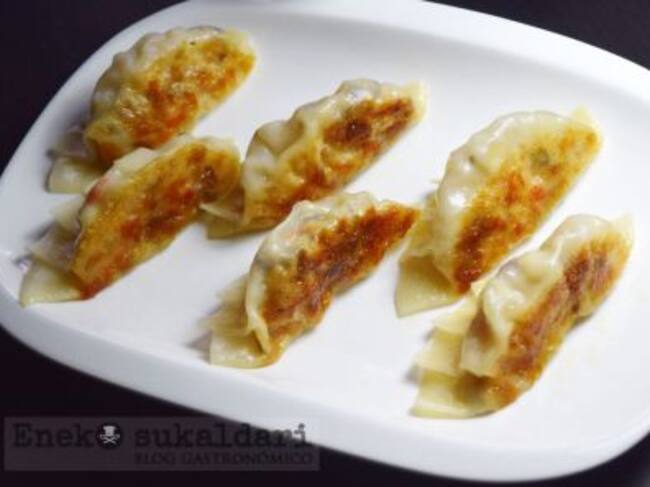El siguiente paso es preparar la salsa donde dipearemos nuestras deliciosas gyozas. Ponemos en un pequeño cuenco: 3 cucharadas de salsa de soja