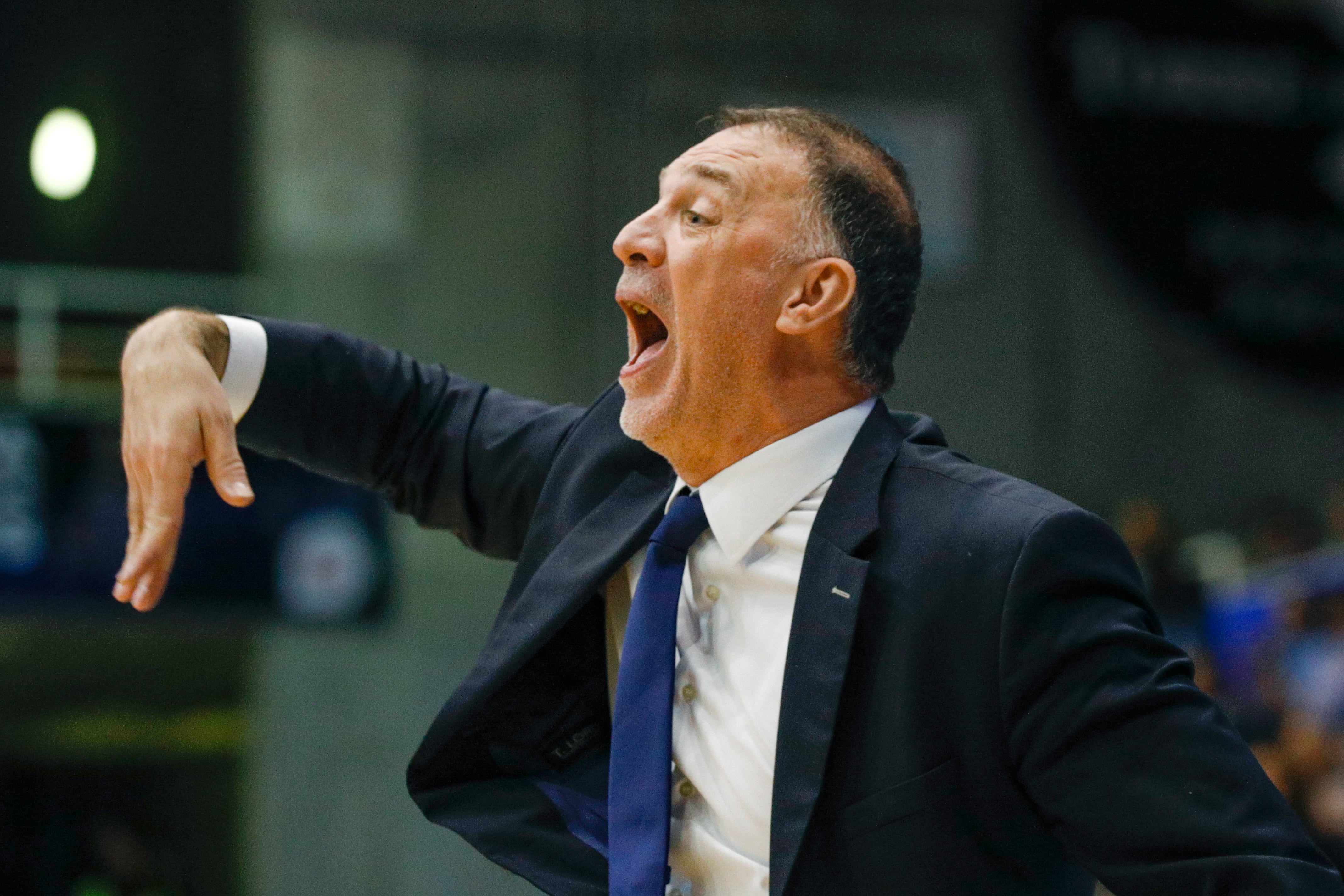 El técnico croata de Breogán, Veljko Mrsic, durante un encuentro de BCL frente al Pinar Karsiyaka en el Pazo Provincial dos Deportes de Lugo.