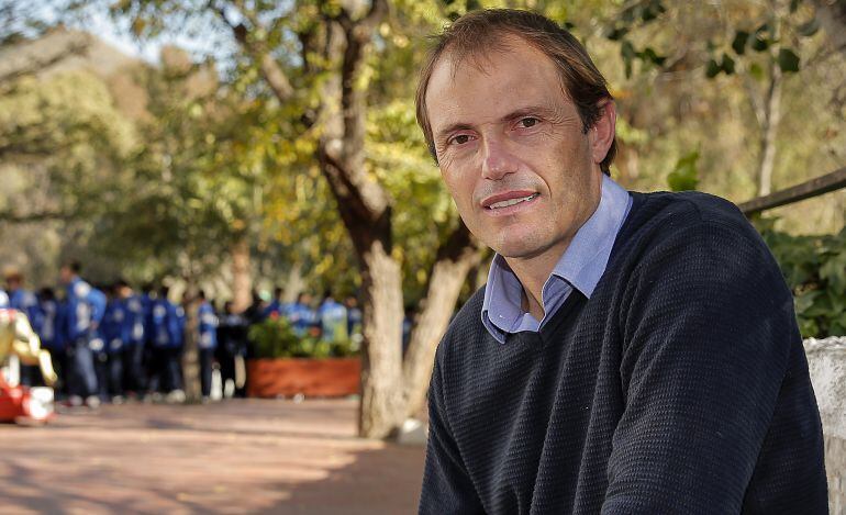 Francesc Arnau posa para el fotógrafo antes de entrar en la comida de Navidad de la cantera