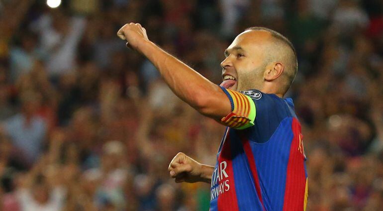 Iniesta celebrando uno de los goles del Barcelona 