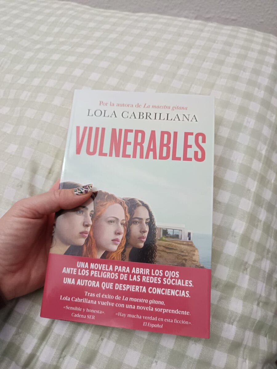 Portada de la novela 'Vulnerables' de Lola Cabrillana