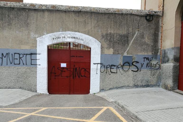 Aspecto de la puerta del Patio de Cuadrillas tras la realización de las pintadas