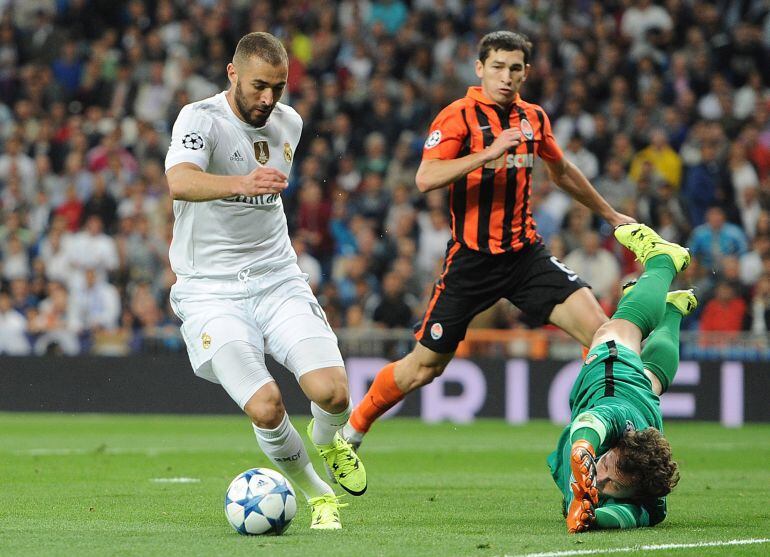 MADRID, SPAIN - SEPTEMBER 15:  Karim Benzema of Real Madrid beats Andriy Pyatov of Shakhtar Donetsk, but does not socre during the UEFA Champions League Group A match between Real Madrid and Shakhtar Donetsk at estadio Santiago Bernabeu on September 15, 2