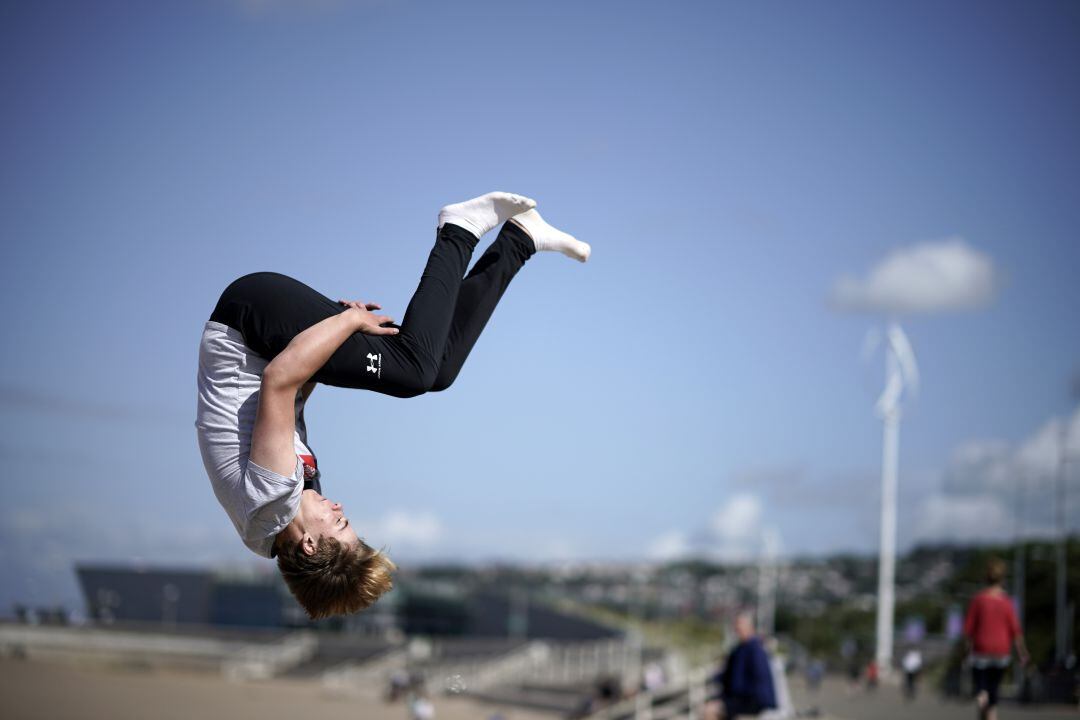 Joven practicando parkour