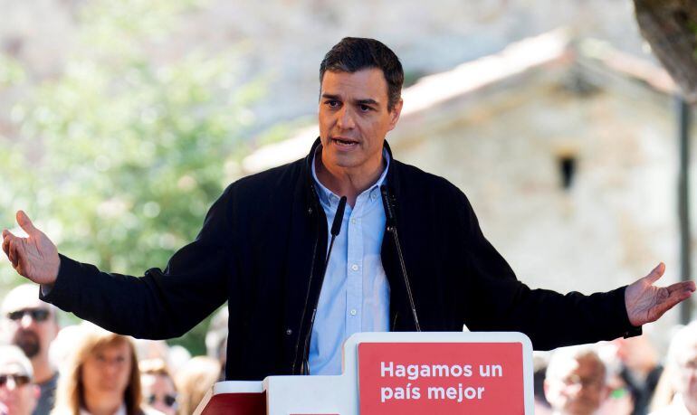 El secretario general del PSOE, Pedro Sánchez, interviene en la clausura hoy de una jornada sobre municipalismo que organizan en el municipio cántabro de Cartes los socialistas de Cantabria