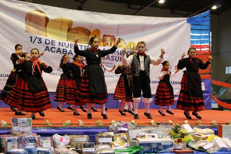 El grupo de danzas de Cuéllar en la actuación que realizaron en 2017 en el Festival Solidario de Manos Unidas en la villa