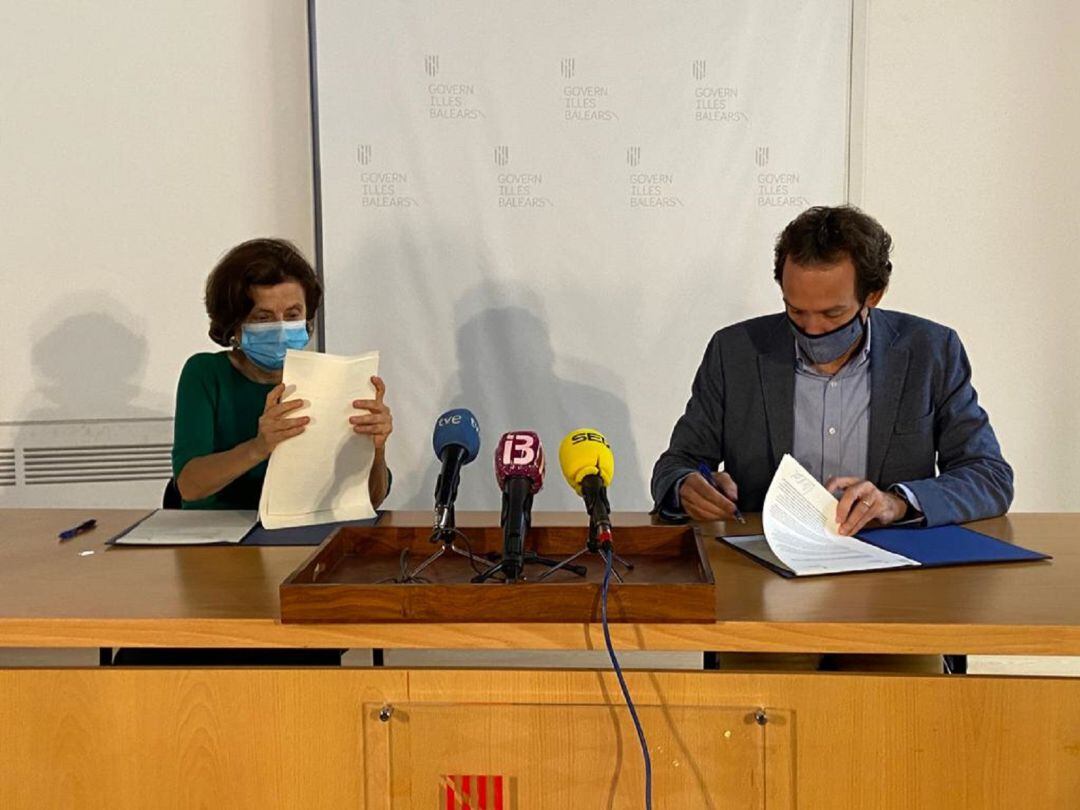 La consellera de Asuntos Sociales, Fina Santiago, y el conseller de Vivienda, Marc Pons, han firmado un convenio de colaboración para ofrecer una casa a las personas con situación de vulnerabilidad.