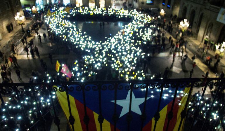 Un momento de la concentración en la plaza Sant Jaume de Barcelona convocada por las entidades soberanistas para pedir la libertad de los presidentes de la ANC y Ómnium, Jordi Sánchez y Jordi Cuixart, un mes después de su encarcelamiento.