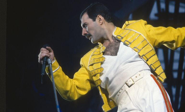 Freddie Mercury, en un concierto el 1 de enero de 1986 en Londres