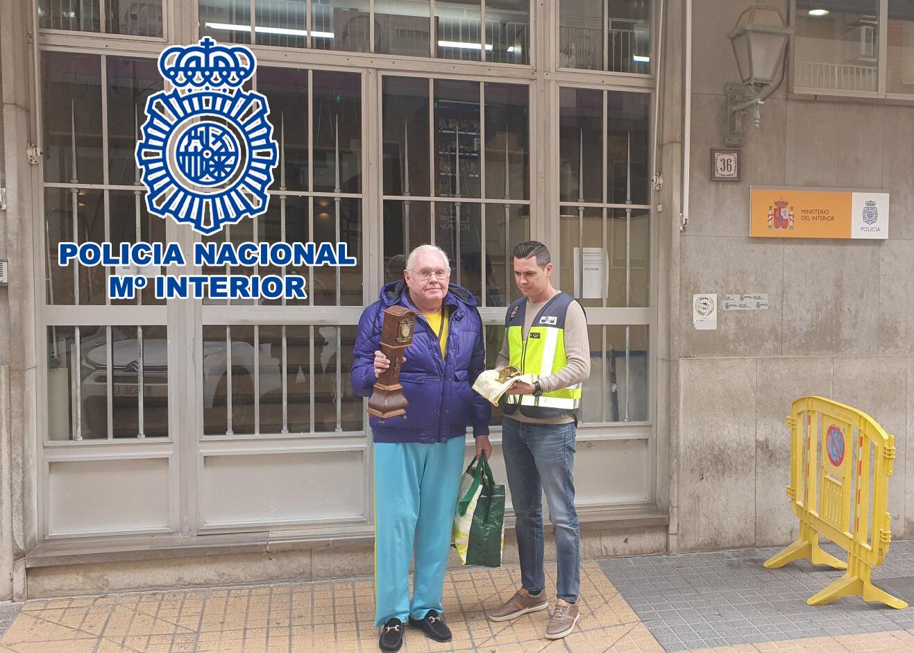 La Policía Nacional entrega uno de los relojes a su legítimo dueño