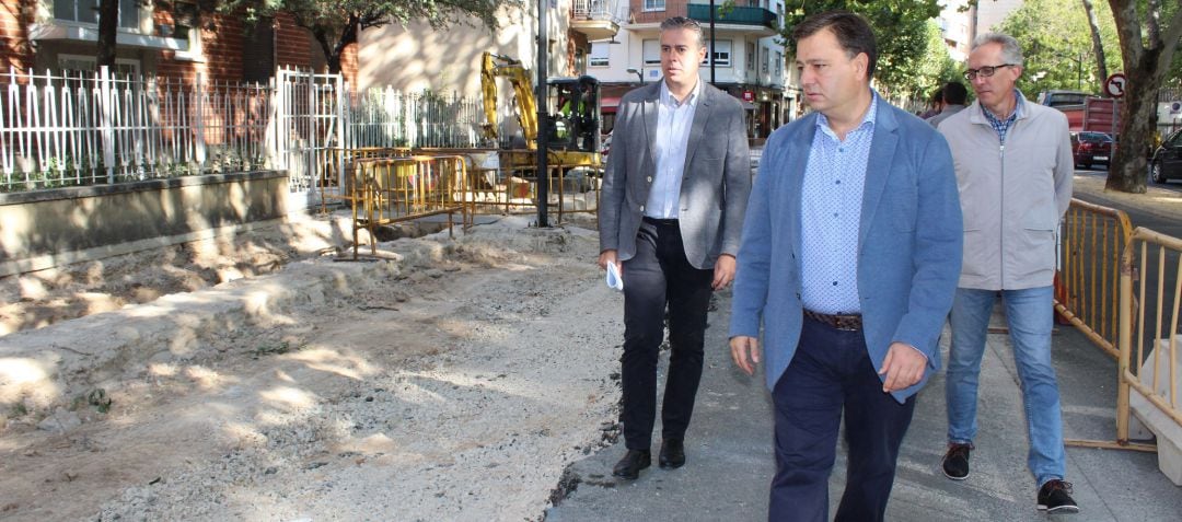 Imagen del alcalde cuando comenzaron las obras en Simón Abril