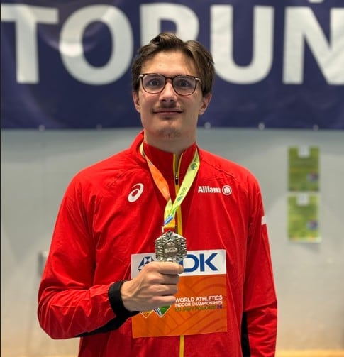 Christian Iguácel con la medalla de plata conseguida en el Mundial de pista cubierta