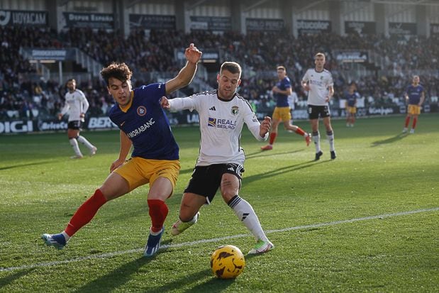 Lobete lluita una pilota en una jugada del partit d&#039;avui contra el Burgos a El Plantío.