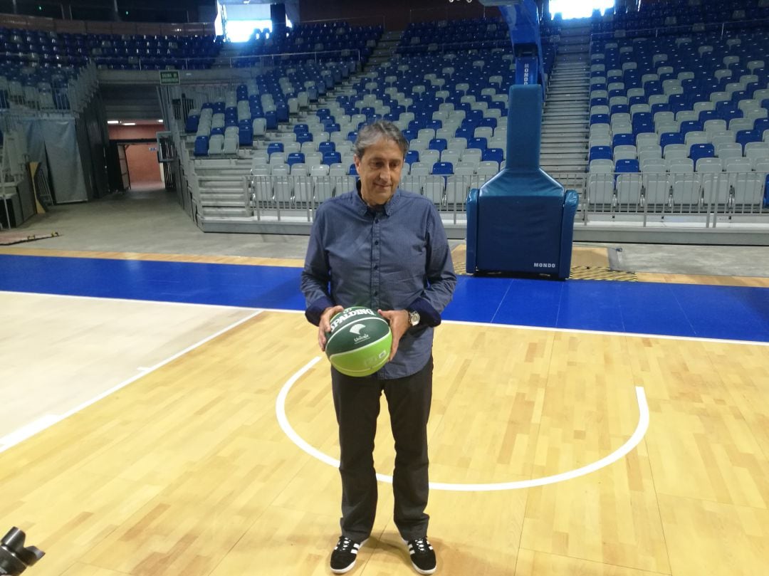 Luis Casimiro sujeta un balón del Unicaja