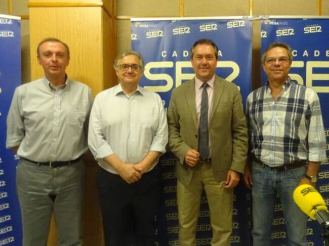 Jaime Palop, consejero delegado de Emasesa; Antonio Yélamo, director de la Cadena Ser en Andalucía; Juan Espadas, alcalde de Sevilla y Salomón Hachuel, director del Hoy por hoy Sevilla
